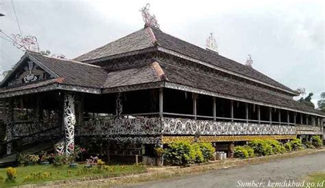 Rumah Adat Suku Dayak dan Gambarnya, Disertai Mitos yang Beredar!