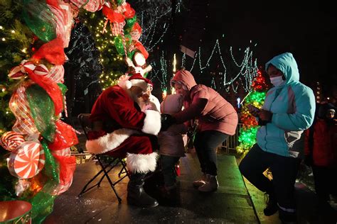 A Dazzling Downtown: Milwaukee celebrates 109th Christmas Tree with ...