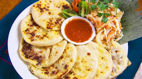 ¿Cómo se comen las pupusas? Solo hay una forma - Elsv