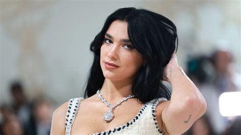 MET Gala 2023: Dua Lipa deslumbra con un vestido que llevó Claudia ...