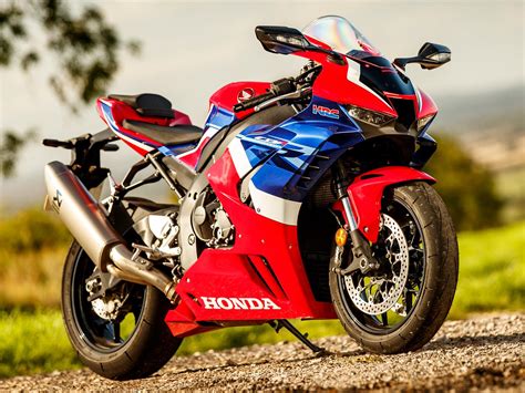 2020 Honda CBR1000RR-R Fireblade review | racer on the road