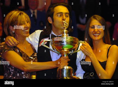 Ronnie O'Sullivan celebrates winning the final with his mum (l) and ...