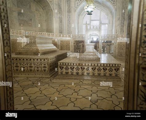 The Cenotaph of Mumtaz Mahal and Shah Jahan inside the Taj Mahal in ...