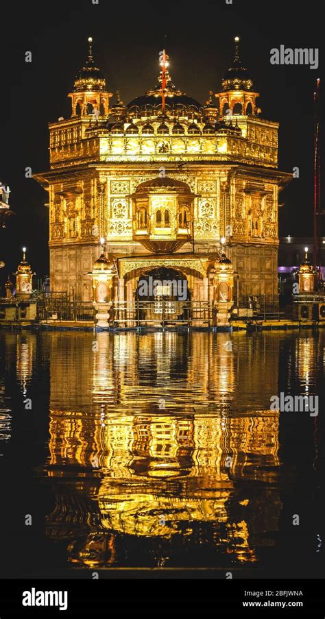 Golden temple night amritsar punjab hi-res stock photography and images ...