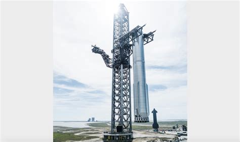 SpaceX lifts 33-engine Starship Super Heavy booster onto launch pad ...