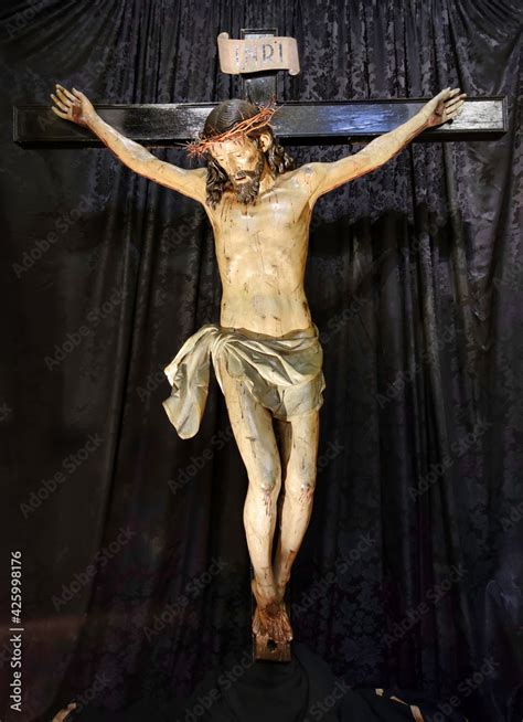 Talla en madera policromada de Jesucristo crucificado en la iglesia de ...