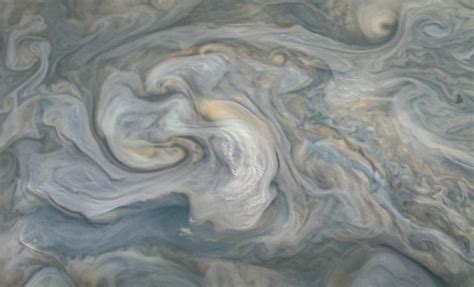 Grandine d’acqua e ammoniaca nell’atmosfera di Giove