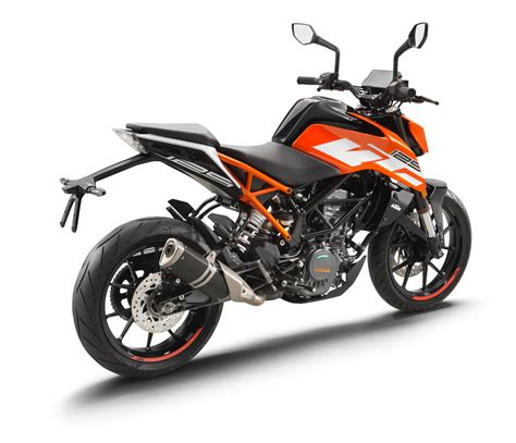 2017 KTM Duke 125 rear three quarter