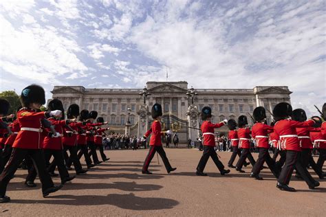 Buckingham Palace sees first new changing of the guard for King Charles ...