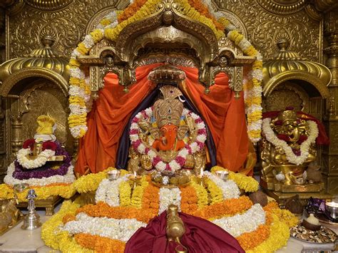 Siddhivinayak Ganpati Idol Live Darshan: Click Here to Join Ongoing ...