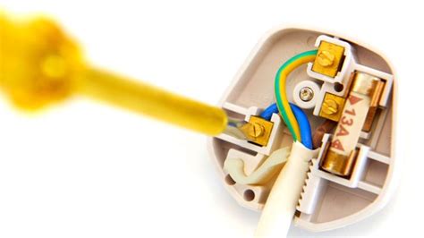 Wiring a plug: An easy to follow step-by-step guide | Homebuilding