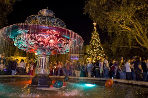 Hyde Park Village in Tampa Bay, MUST go see the giant Christmas Tree ...