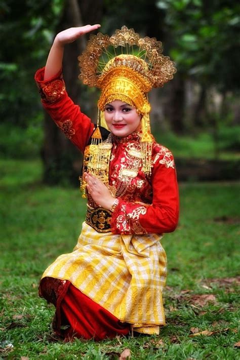 Indonesia | Costumes around the world, Traditional dresses, Traditional ...