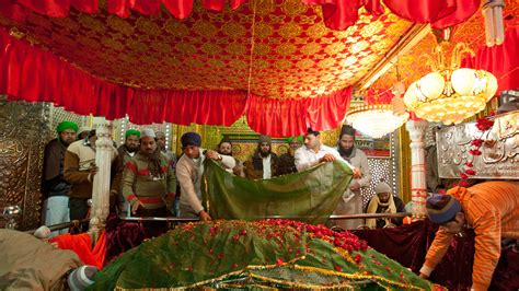 Nizamuddin Auliya Dargah mausoleum | Wall Street International Magazine