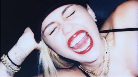 Miley Cyrus' Shocking New Tattoo Is So Her | E! News Canada