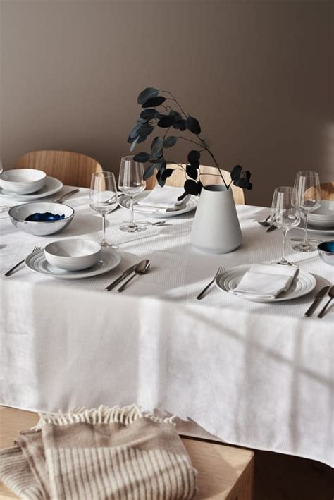 Geometric tablecloth 147x250 cm from NJRD - NordicNest.com