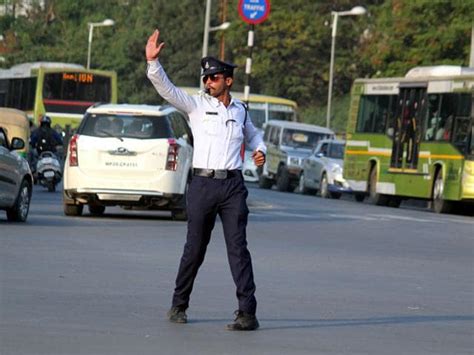 Indore’s ‘moonwalking’ traffic cop turns a style icon - Hindustan Times