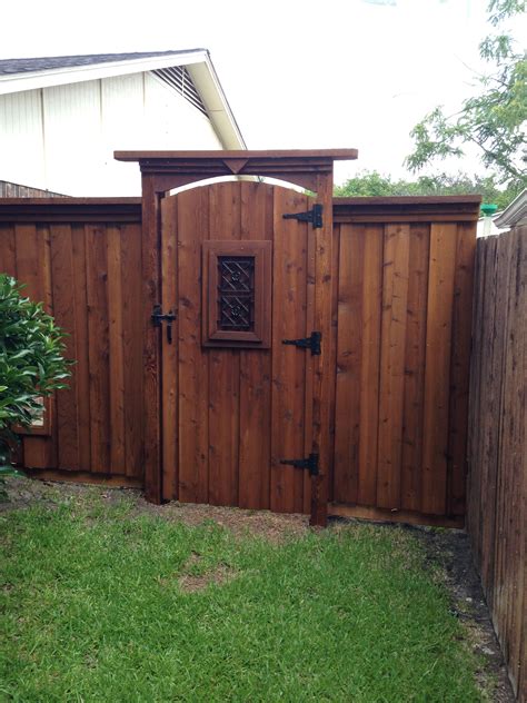 cedar fence door ideas - Margarete Hoffmann