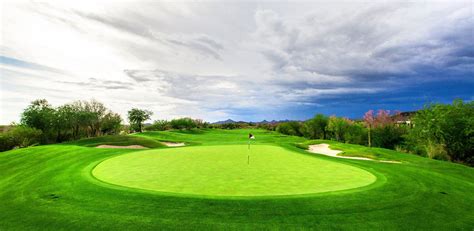 Green Golf Course Series Putting Green With Flag - HooDoo Wallpaper