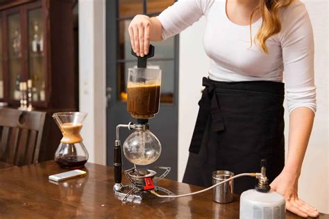 How To Use A Siphon Coffee Maker: Beginners Guide