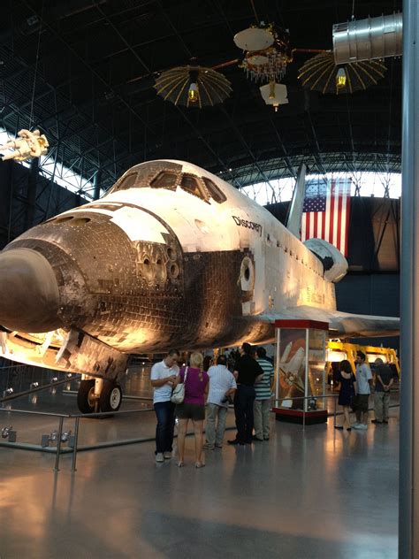 Space shuttle Discovery at Smithsonian Air and Space Museum at Dulles ...