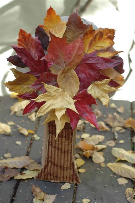 15 Beautiful Fall Leaf Crafts to Try | Autumn leaves craft, Fall arts ...