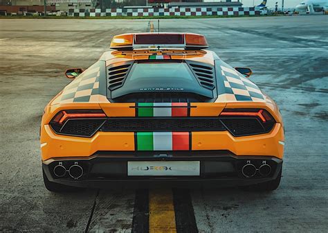 Airplanes to Chase a Lamborghini Huracan Down the Runway in Bologna ...