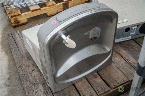 Elkay EZFS8-1C Wall Mounted Refrigerated Drinking Fountain - Roller Auction