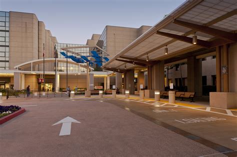 KAISER WOODLAND HILLSMEDICAL CENTERDROP OFF CANOPY - MYNG architects