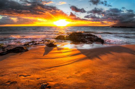 Serene Sunset Over Waves - 4K Ultra HD Wallpaper