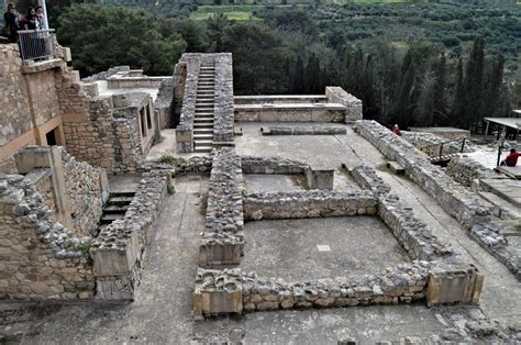 Palace at Knossos: Ruins of a multi-storied structure