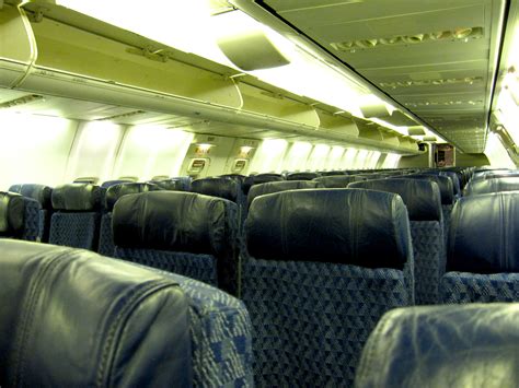 File:American Airlines.Boeing 737-800.Cabin.2010.JPG - Wikimedia Commons