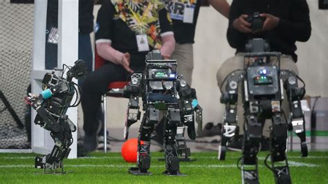 Robot Tim Ichiro saat hendak mencetak gol ke kandang lawan pada ...