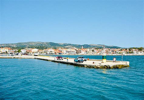 Lixouri in Kefalonia. Ferry. Accomodation.