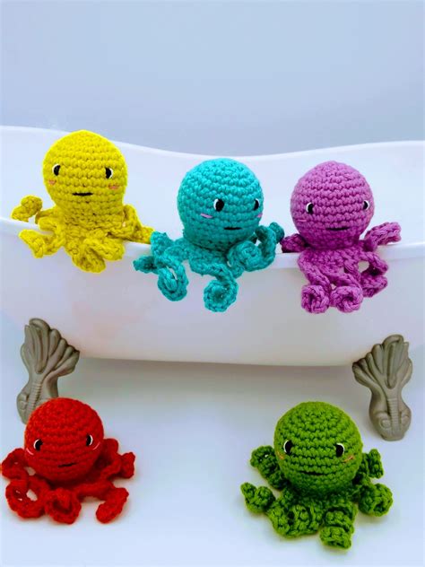 Mini Crochet Octopus – Crocheting Carrot