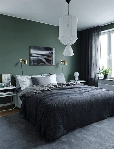 pared verde oscuro cama y decoración gris | Grey bedroom design ...