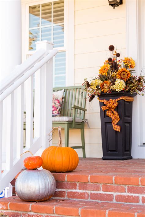 25 Creative Fall Front Porch Decor Ideas for any Budget!