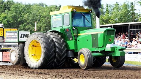 John Deere 6030 in front of the sledge doing some great Tractor Pulling ...