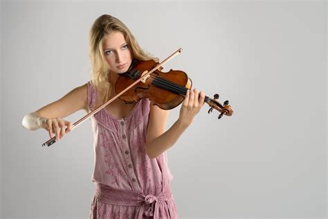 Pretty young violinist playing the violin | Violinist, Violin, Pretty