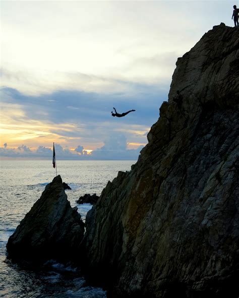 This vagabond life: Acapulco cliff divers