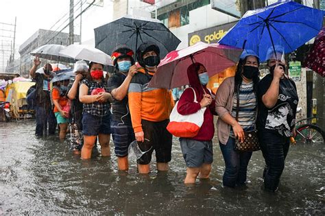 Ilang kalye sa Maynila, Quezon City muling binaha dahil sa malakas na ...