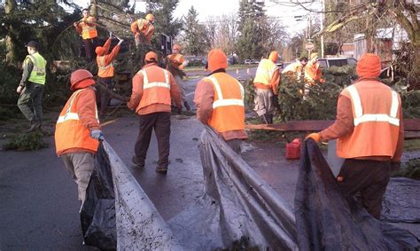 Aumsville tornado: Volunteers and inmates begin clean-up - oregonlive.com