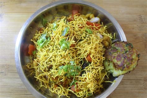 Aloo tikki chaat Recipe | How to make Ragda Chaat - MUMMY RECIPES