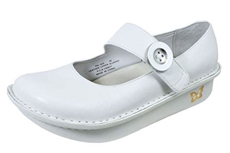 8 Best White Nursing Shoes for Women