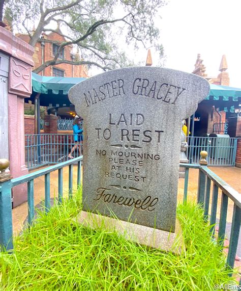 Disney World's Haunted Mansion Graveyard Was Open To Visitors Today ...