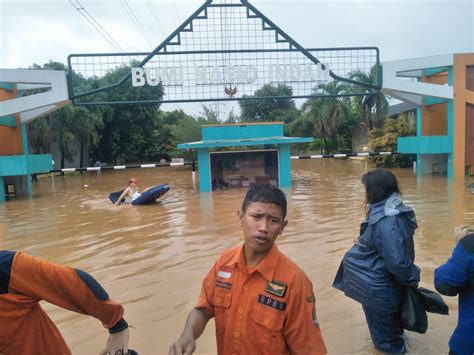 Banjir Rendam Delapan Kelurahan, Perum Pondok Gede Permai Paling Parah ...