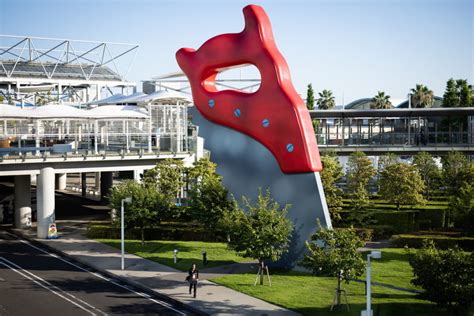 Claes Oldenburg, artist who created massive urban sculptures, dies at ...