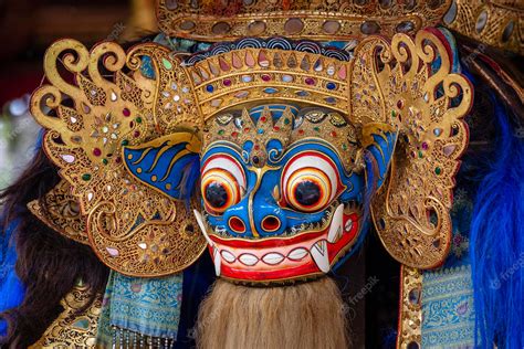 Premium Photo | Traditional Balinese Barong mask on street ceremony in ...