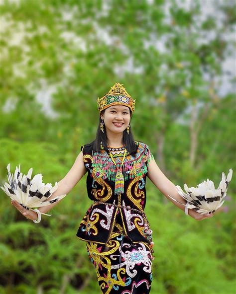 Pakaian Adat Dayak - GALERI NUSANTARA