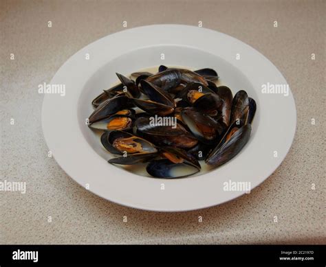 Moules marinière with cream, garlic and parsley Stock Photo - Alamy